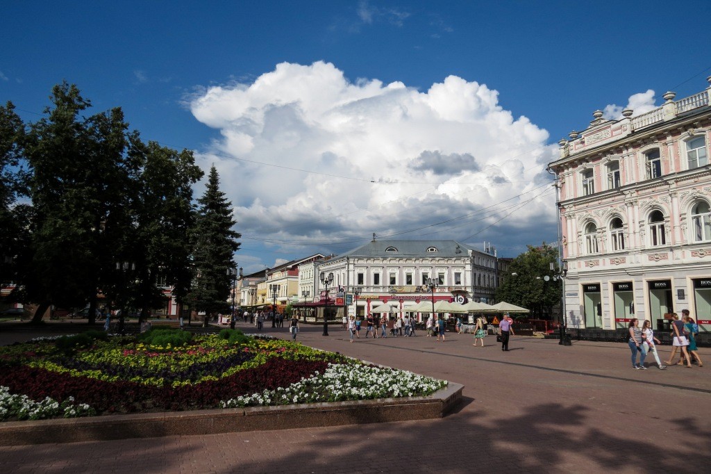 Центральная улица Нижнего Новгорода - Большая Покровская, ее памятники, достопримечательности и архитектура.